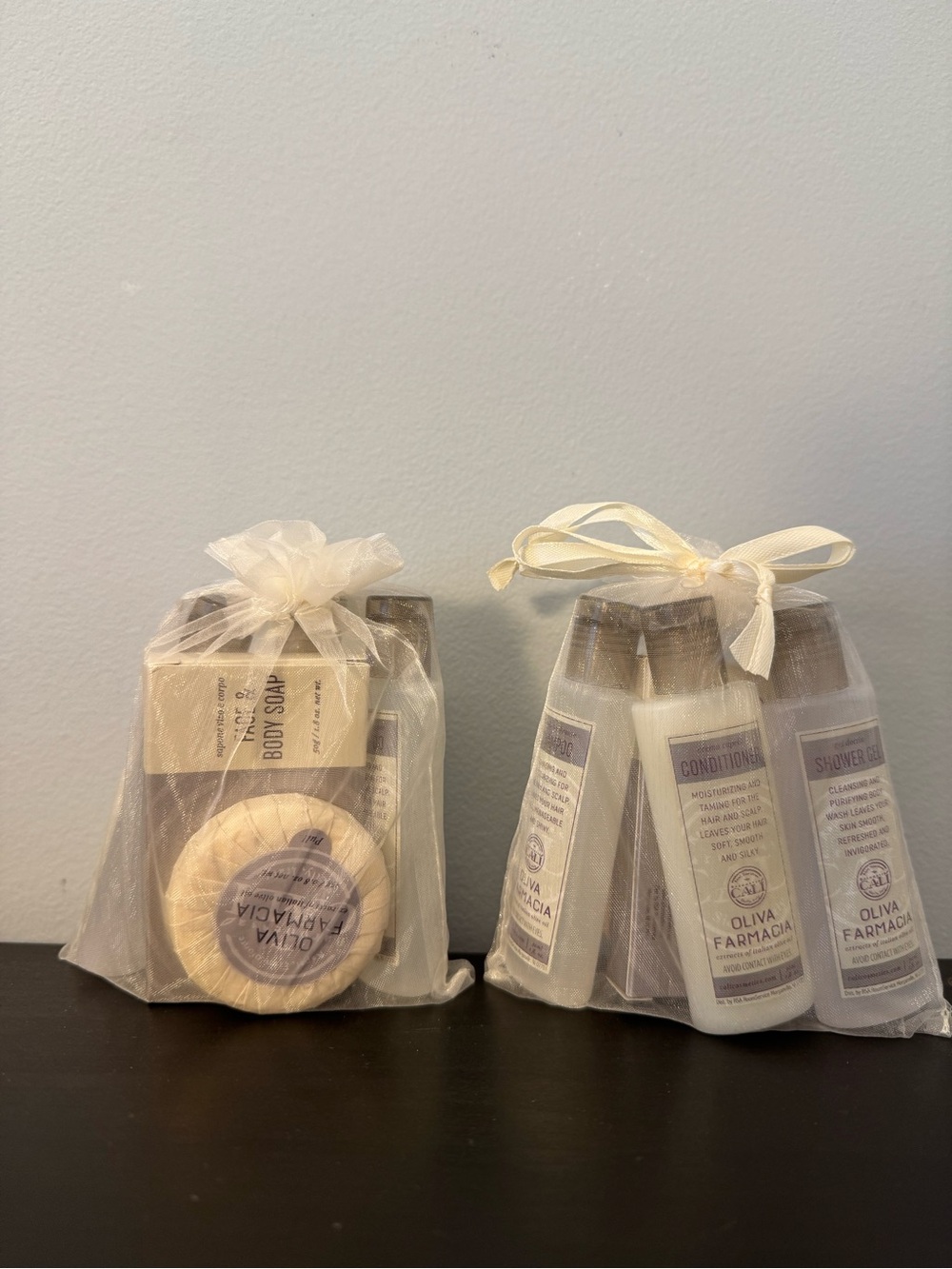 Set of 2! Oliva Farmacia 5-piece bath body travel gift kit. shampoo conditioner